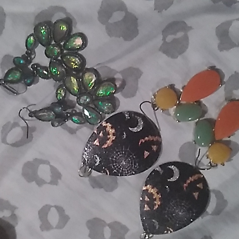 Earring bundle 3 diff styles - Picture 4 of 4